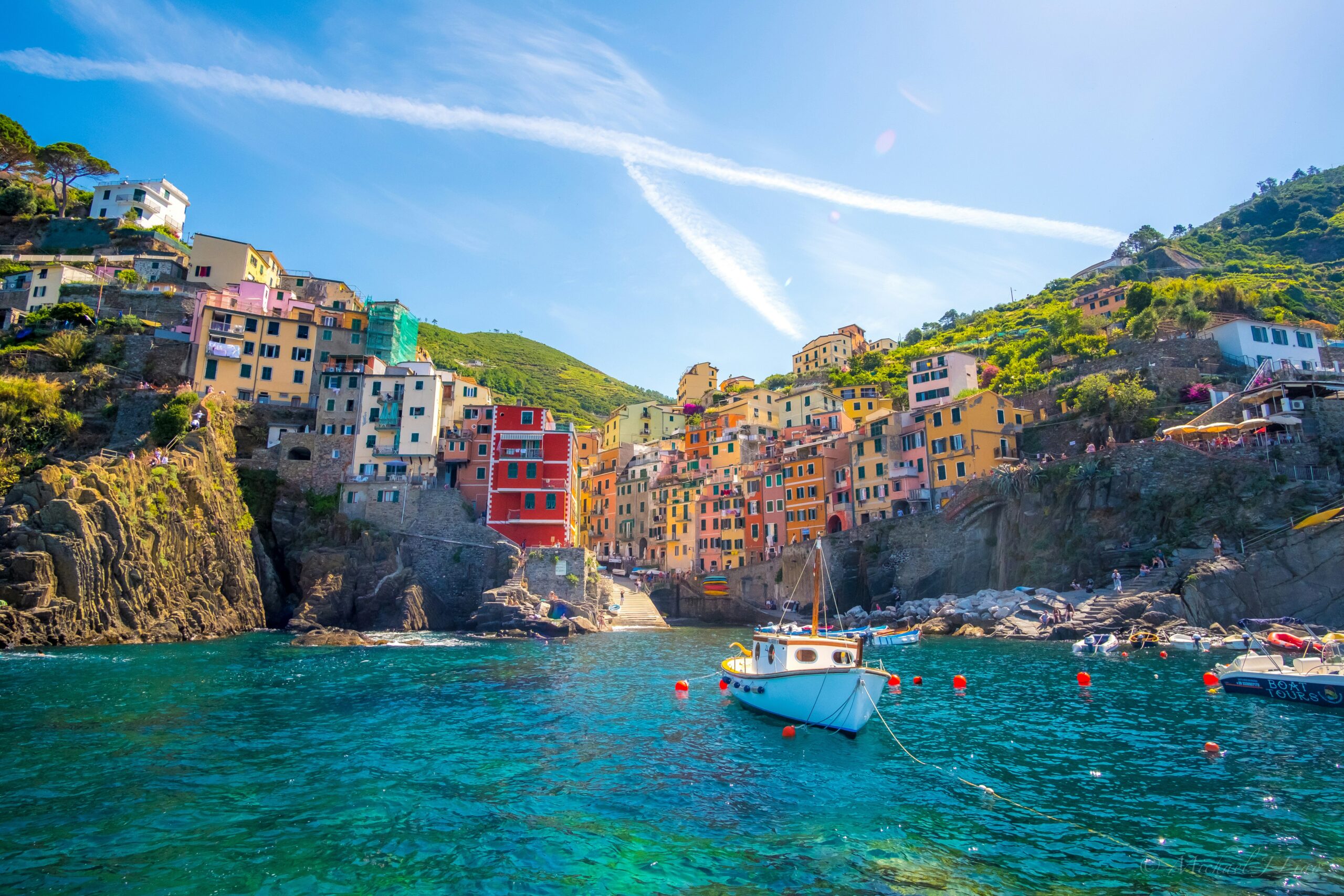 Cinque Terre: Ένα ταξίδι με τρένο σε μία διαδρομή που διασχίζει 5 ιταλικά χωριά με θέα τη θάλασσα