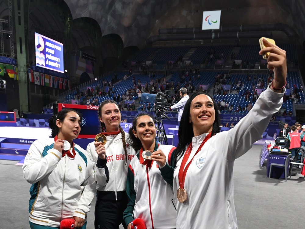 Παρίσι 2024: Παραολυμπιονίκες μοιράζονται Victory Selfies  με το  Galaxy Z Flip6 Olympic Edition